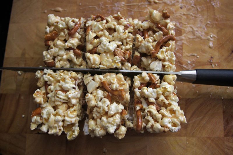 https://www.berries.com/blog/wp content/uploads///salted caramel popcorn pretzel bars