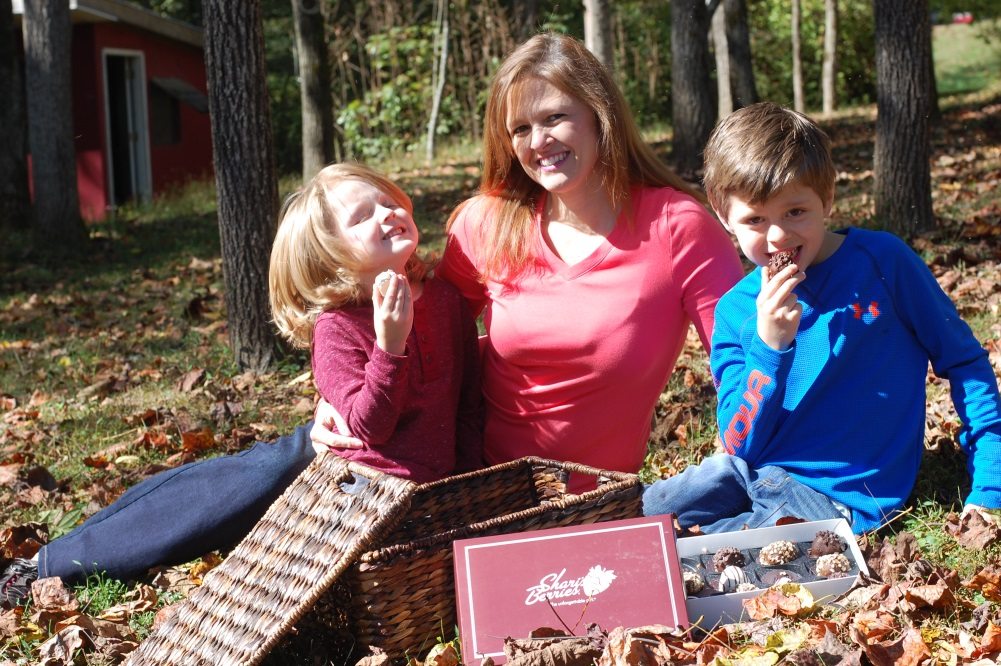 mom and kids with sharis berries