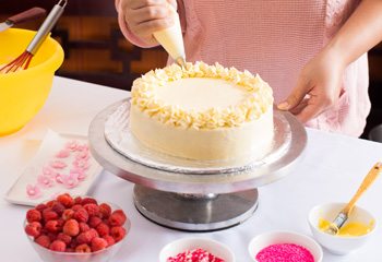 A Complete Beginner's Guide to Frosting Cakes