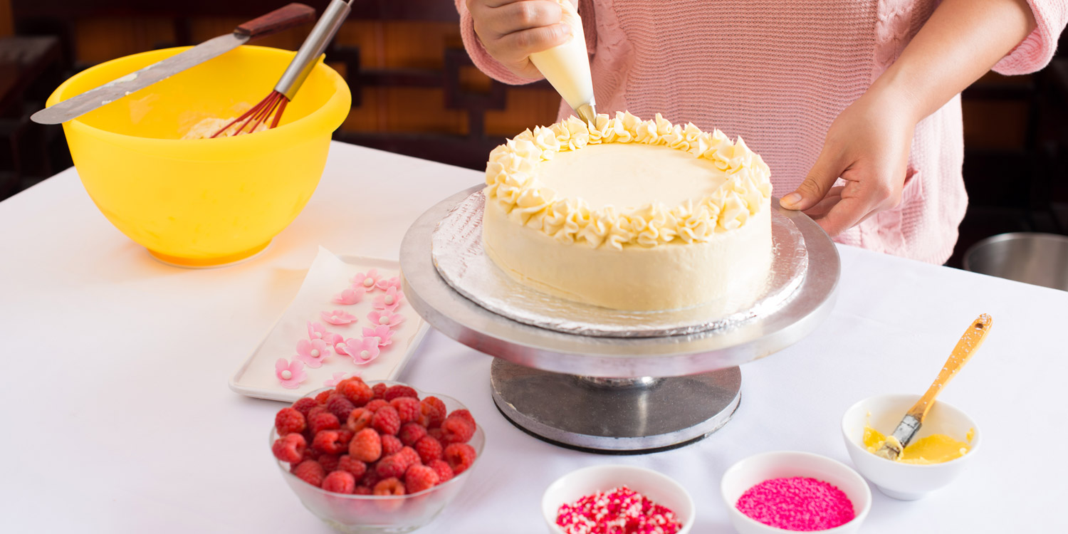 A Beginners Guide To Cake Decorating Sharis Berries Blog