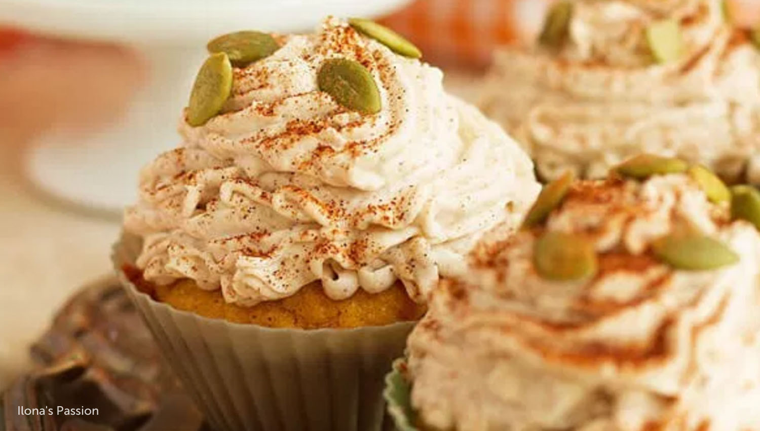 sb-50-thanksgiving-pumpkin-cupcakes-w-cinnamon-frosting