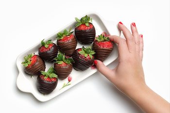 how long do chocolate strawberries last feature 1