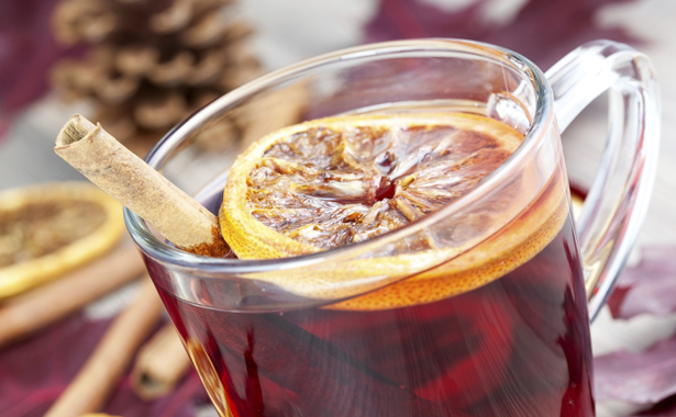 closeup von einer Tasse mit Gluehwein / closeup of a glass with hot spiced wine