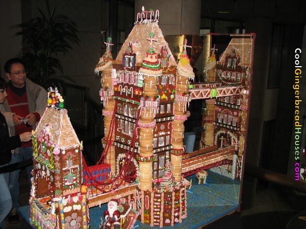 Santas Gingerbread House